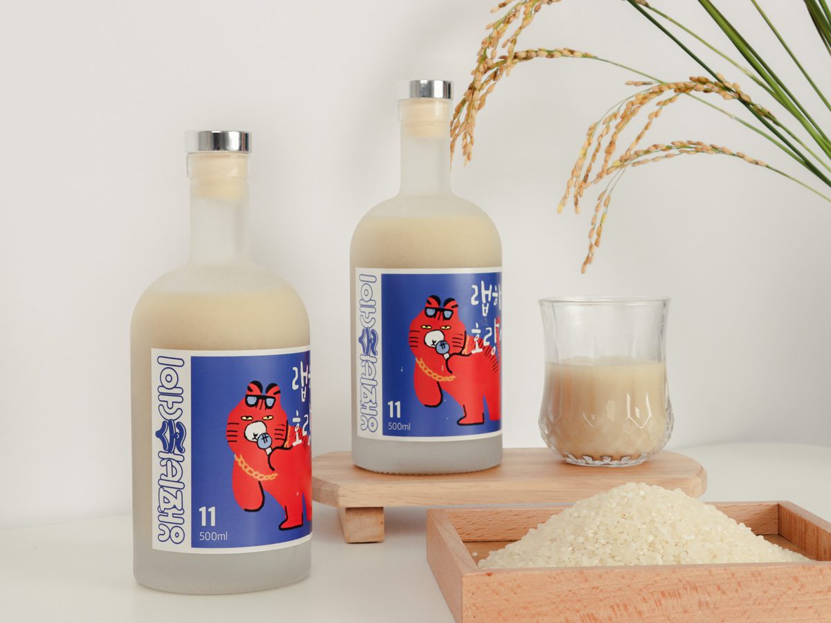 한술의 랩하는 호랑이 막걸리 두 병과 쌀, 술잔